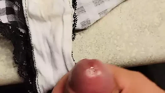 Başka bir gün, kirli külot üzerinde başka bir cumshot