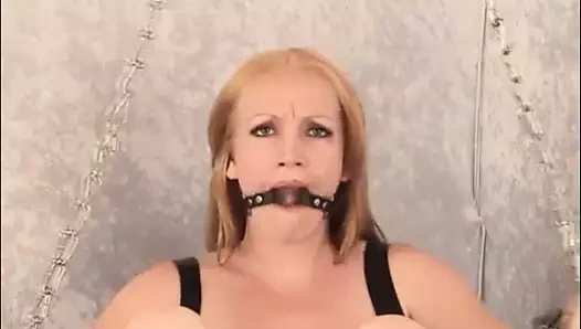 Beni sıkıca bağladılar ve meme uçlarımı kenetlediler