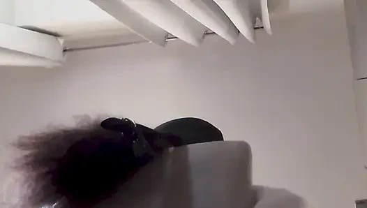 MILF gözleri bağlı ve ağzı bağlanmış, vajina ve ağzında sevişti