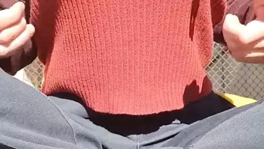 Meme uçlarını kıyafetlerin üzerine kenetlemek