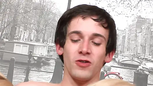 Kaltak gibi bir yarağın üstüne atlıyor