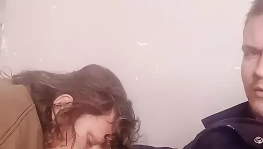 Stacy'nin ağzına boşalana kadar oturma odasında oral seks