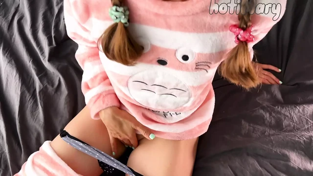 Азиатская тинка с маленькими сиськами в пижаме рискованно трахает пальцами бритую киску до настоящего оргазма