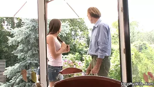 Sıcak genç civciv cucks içinde countryhouse