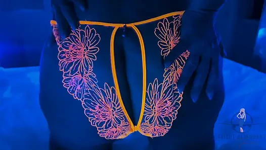 Işıklar Aşağı, Parlıyor