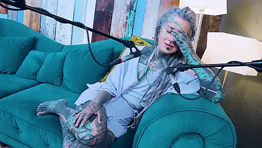 Y hakkında konuşuyorum - sen - asmr podcast sfw konuşuyor gotik sıska kız dreadlocks dövmeli model dövmeli kız
