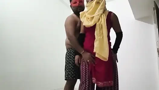 Ateşli Hintli dever yenge evde domaltarak sert seks yapıyor