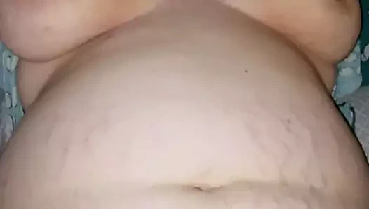 Renee yalvarıyor ve onu kedi gösteriyor