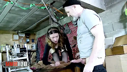 Melany Furie sikiş makinesini deniyor ve kıllı amından ve sıkı götünden sikiliyor