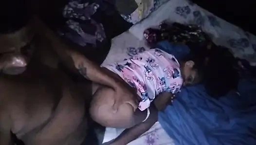 Üvey kızımı hamile bıraktım ve amını ve götünü sikmeye devam ediyorum