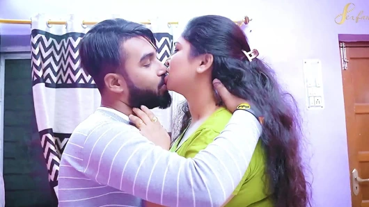 Ateşli iri güzel üvey anne üvey oğlunun arkadaşı tarafından sert sikiliyor