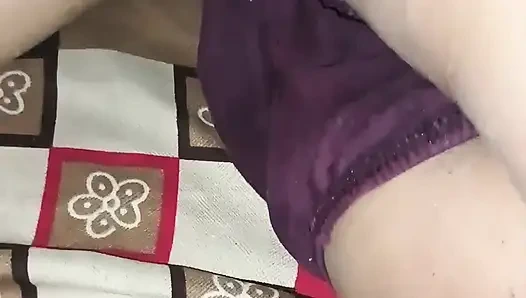 Kocam beni çıplak romantizme sokuyor ve güzel amcığıma vurdu.