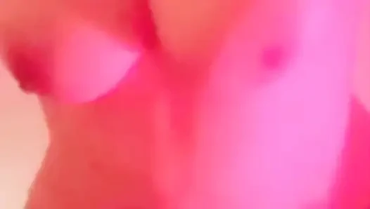 Seksi kadın ateşli dans ediyor
