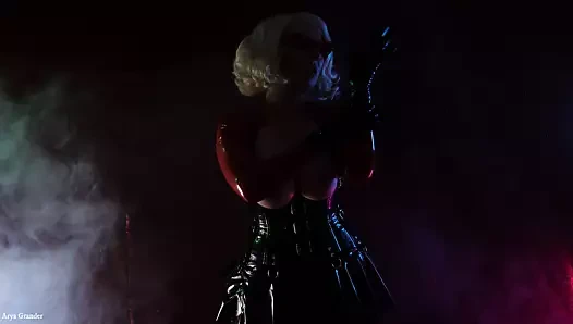 Seksi milf arya grander ile sıcak doğal göğüsler giyen lateks cadılar bayramı kostüm alay