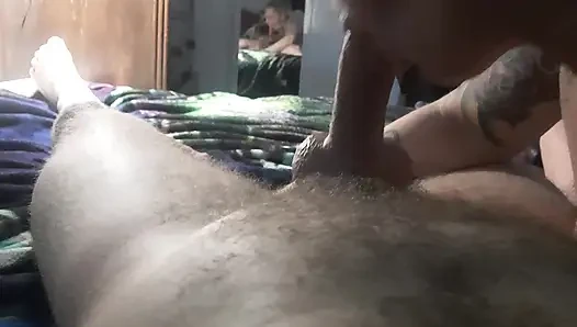 Seksi kızıl saçlı yarak gırtlağına kadar alıyor ve amcığını pompalıyor