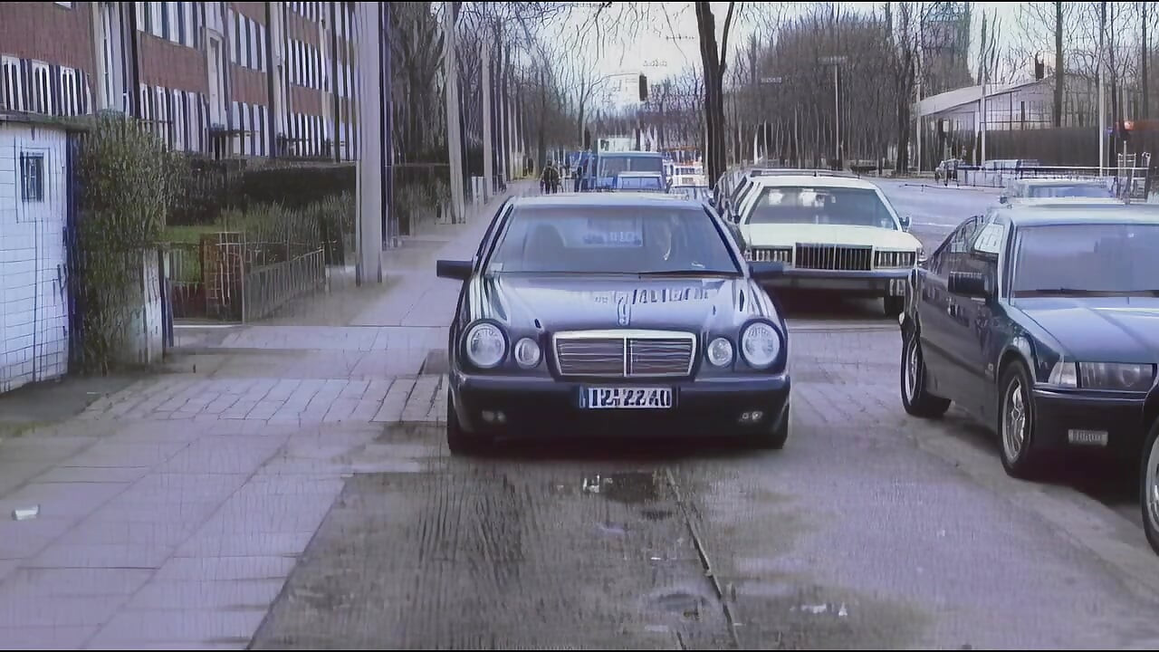 Sıcak sarışın, müşteri hizmetleriyle yoğun bir şekilde ilgileniyor