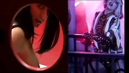 Duvar deliği porno müzik videosu