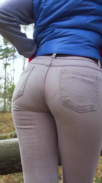 Сногсшибательный момент из "Настоящая любительница в тугих штанах показывает ее видимую линию трусиков задницы на улице"