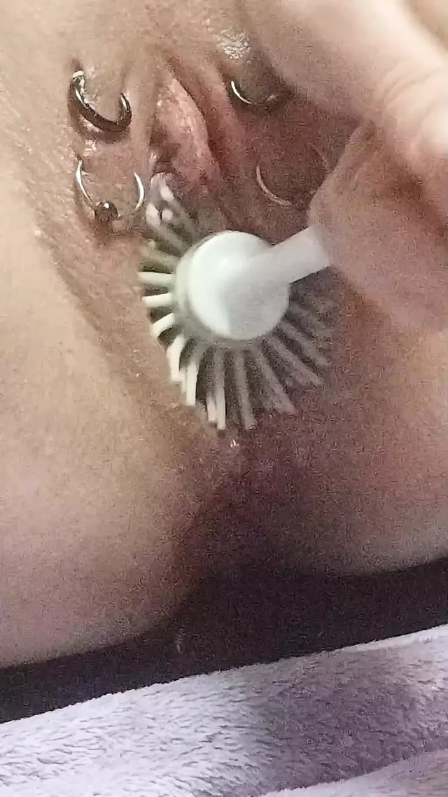 Sklavins играет с ее пирсинговистой киской