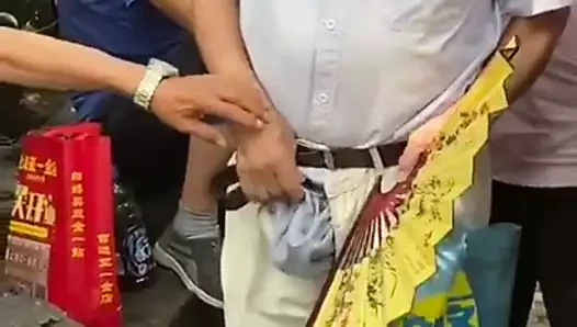 Parkta genç ve yaşlı