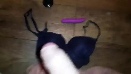 Cum üzerinde sutyen