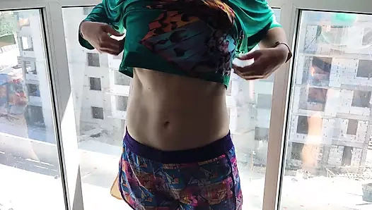 Kıllı gençler 18+ yeni binanın karşısında pencerenin önünde riskli sikişiyor