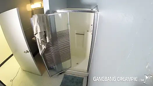 5 kız duşta porno çekimi sonrası sikiliyor