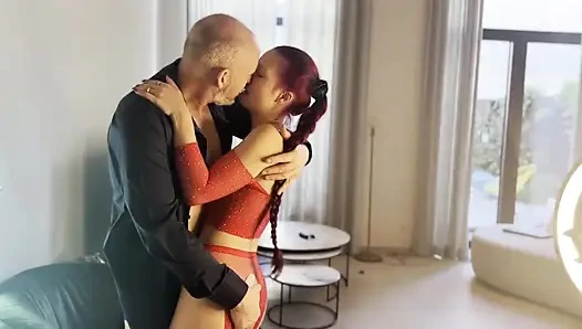 Üvey baba merdivenlerde genç kızıl saçlıyla sikişiyor