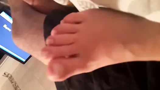 En iyi gf, seksi ayakları pedikürlü ayak parmaklarını gösterir