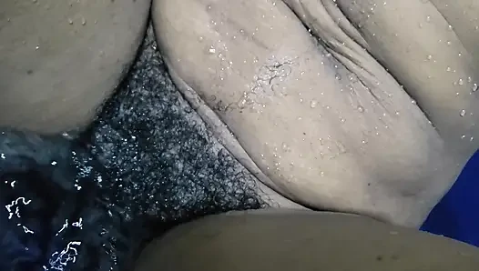 Yağmur yağıyor ev yapımı seks, ateşli evli kadın büyük amcık ve kıllı amcık yakın çekim