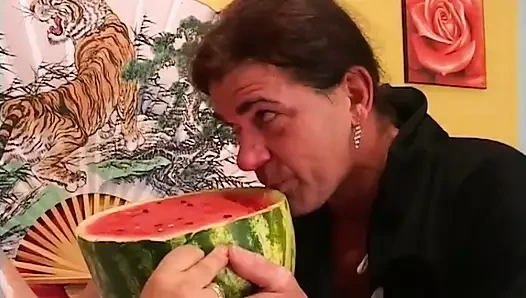 Tombul orta yaşlı seksi kadın büyük yarak almayı seviyor