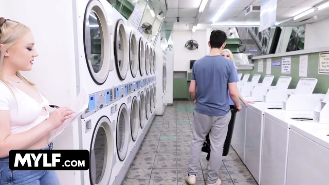 Üvey ailemizde herkes kendi bölümünü yapıyor (ücretsiz tam üçlü seks filmi)
