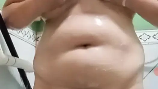 Tómase un baño primero pero de repente su mente juega ... sabe qué es que juega con su coño de nuevo y sus grandes tetas guau