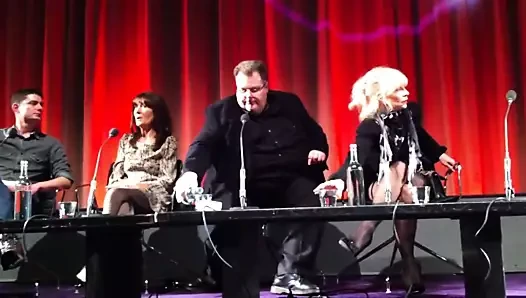 Elizabeth sladen ve katy manning harika bacaklar