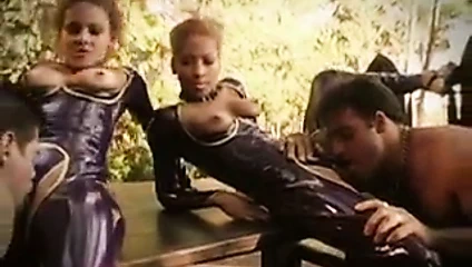 Büyük klitoris kedi yeme içinde lateks