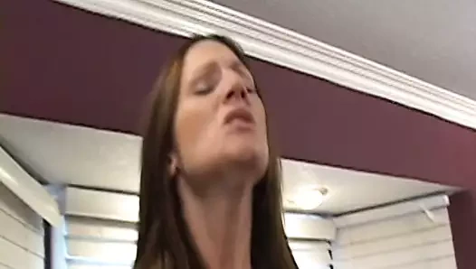 Sıcak esmer ve sarışın lezbiyenler almak bir güzel pembe yapay penis