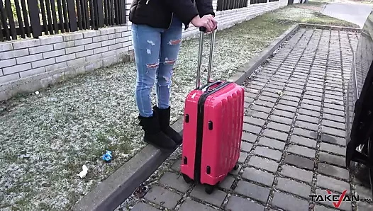 Aptal genç sarışın sahte taksi şoförü tarafından aldatılıyor ve onun için bacaklarını açıyor