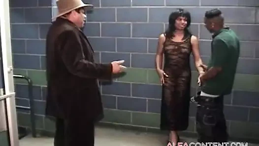 siyah sürtük 2 siyah dick tarafından yıkıldı