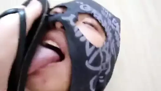 Çin parmak arası terlik çiğneniyor