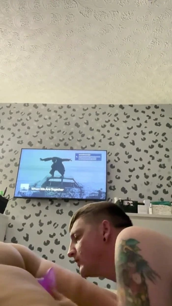 Грязно говорящая возбужденная шлюха жена принимает 8-дюймовый дилдо