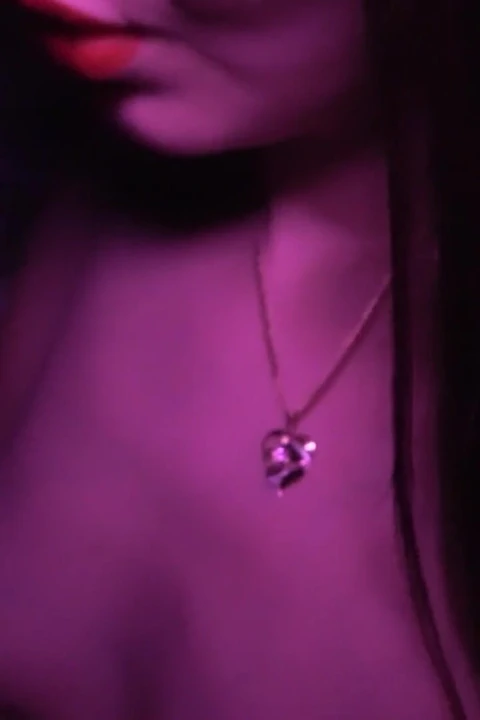 Üvey kız erotik bir portföy istiyor, üvey baba yapmayı kabul etti, ama arkadaşını emecek