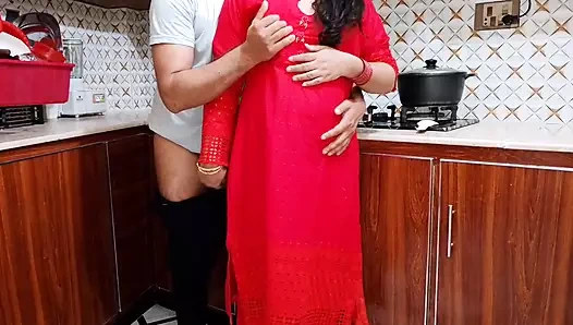 Hintli evli kayınbiraderi tarafından mutfakta ilk kez sikiliyor