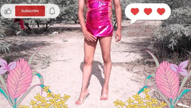 Seksi trans barbie güzel topuklu ayakkabılar ve çok ateşli sürtüğün anal tıkacıyla herkesin içinde soyunuyor çıplak tadını çıkarıyor