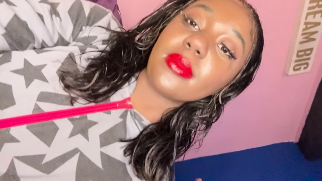 Alliyah Alecia Küçük Göğüslerine Sürtüyor