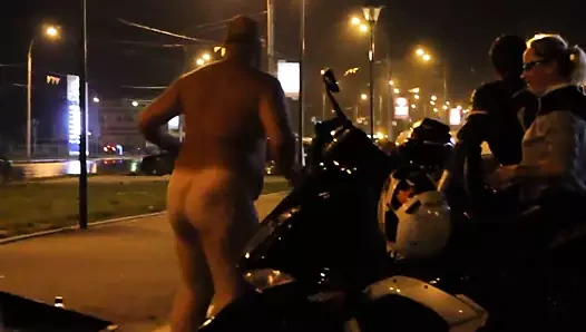 Gordinho motoqueiro pelado na rua