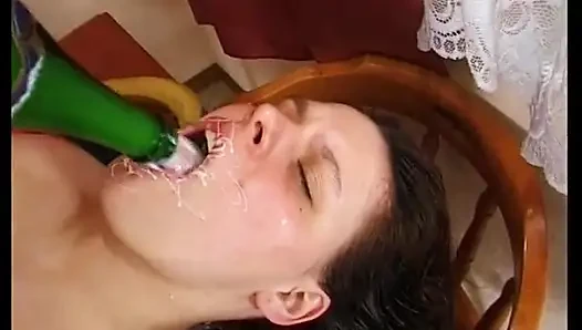 Esmer iri güzel kadın aşırı nesnelerle sikiliyor ve derinden sikiliyor