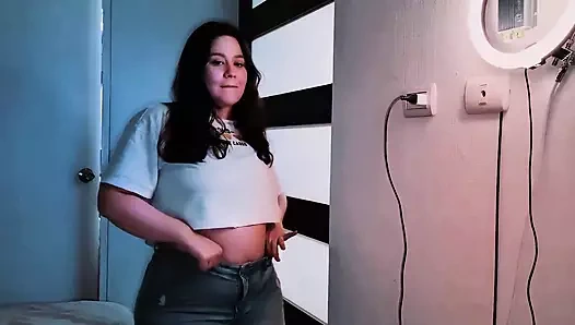 Bakış açısı sevimli kalın kız yatak odasında senin için twerk yapıyor ve onu domaltarak sikmene izin veriyor