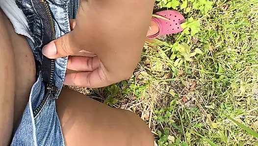 Kolombiyalı köylü kadın, komşuların onu izleyebilmesi için evinin dışında mastürbasyon yapıyor