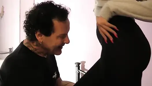 Maskeli Sarışın Orta Yaşlı Seksi Sürtükler Şişman Boğa Yarağı Tarafından Götten Ve Boğazdan Sikiliyor