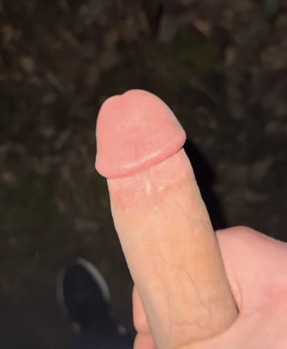 Dışarıda mastürbasyon yapıyor ve arabaya 💦 boşalıyor